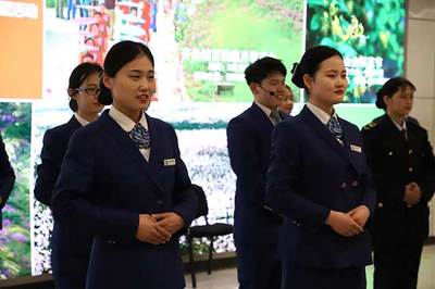 青島地鐵13號線服務禮儀操比武大賽拉開戰(zhàn)幕，專業(yè)服裝出租助力服務風采
